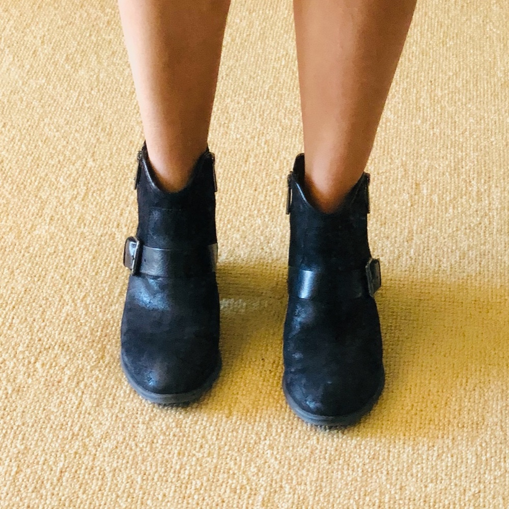 Exclusive Donald J Pliner Black Leather Buckle